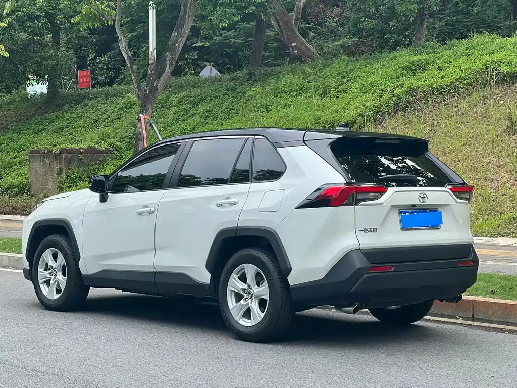Toyota RAV4 2025 — фото 8
