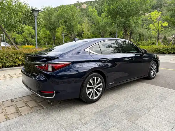 Lexus ES 2020