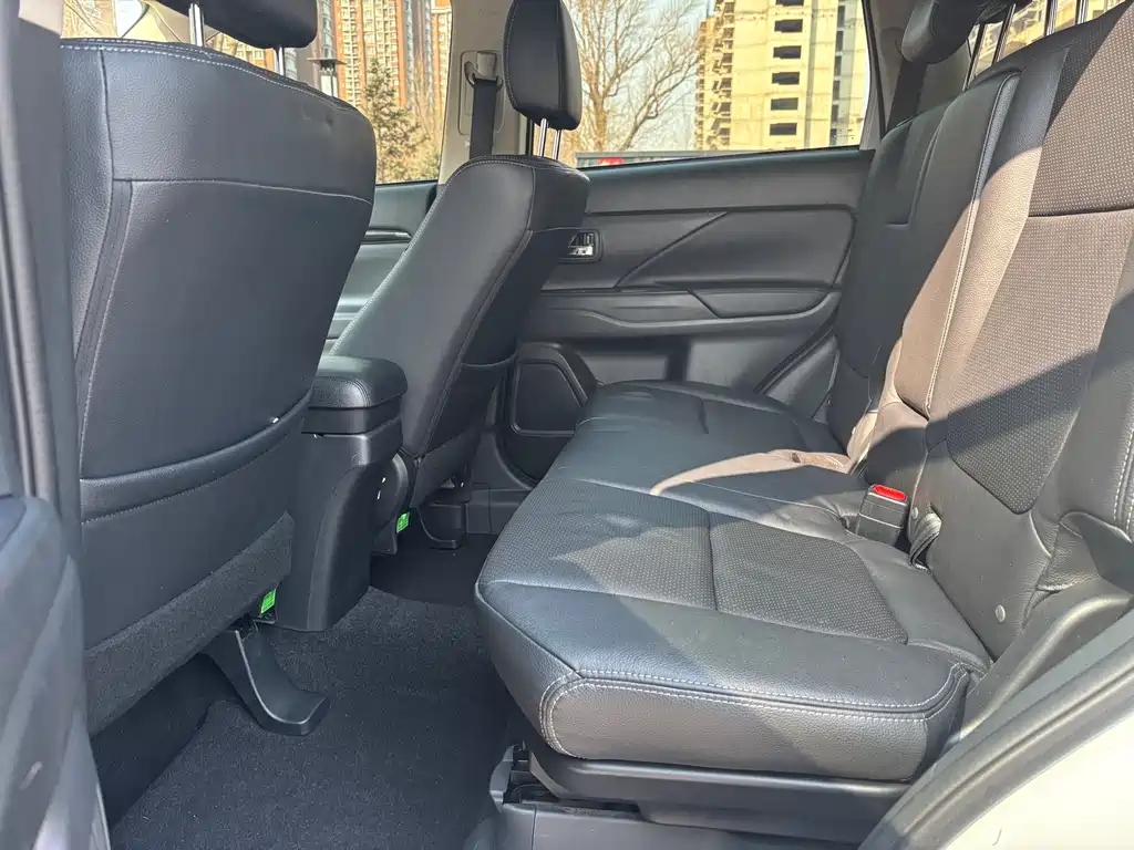 Mitsubishi Outlander 2018 — фото 15