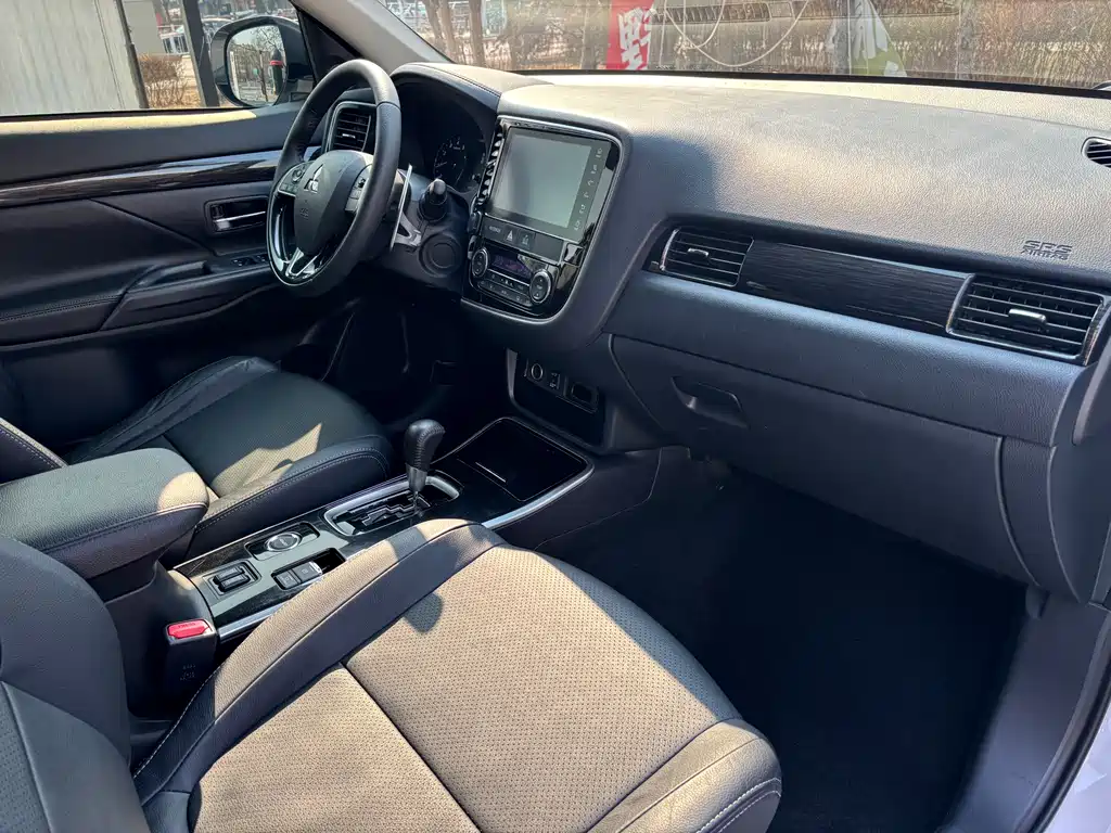 Mitsubishi Outlander 2018 — фото 12