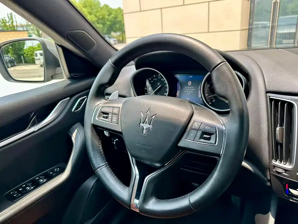 Maserati Levante 2016 — фото 13