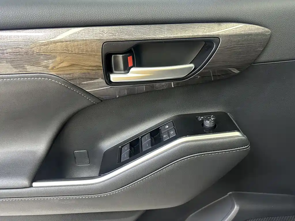 Toyota Crown Kluger 2025