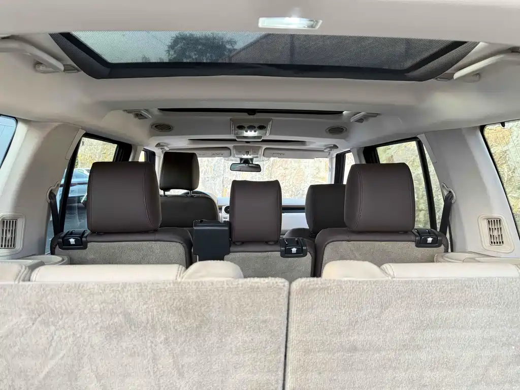 Land Rover Discovery 2010 — фото 11