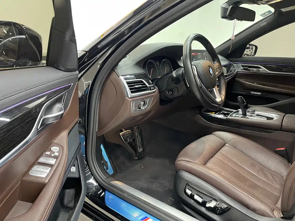 BMW 7 Series 2018 — фото 15