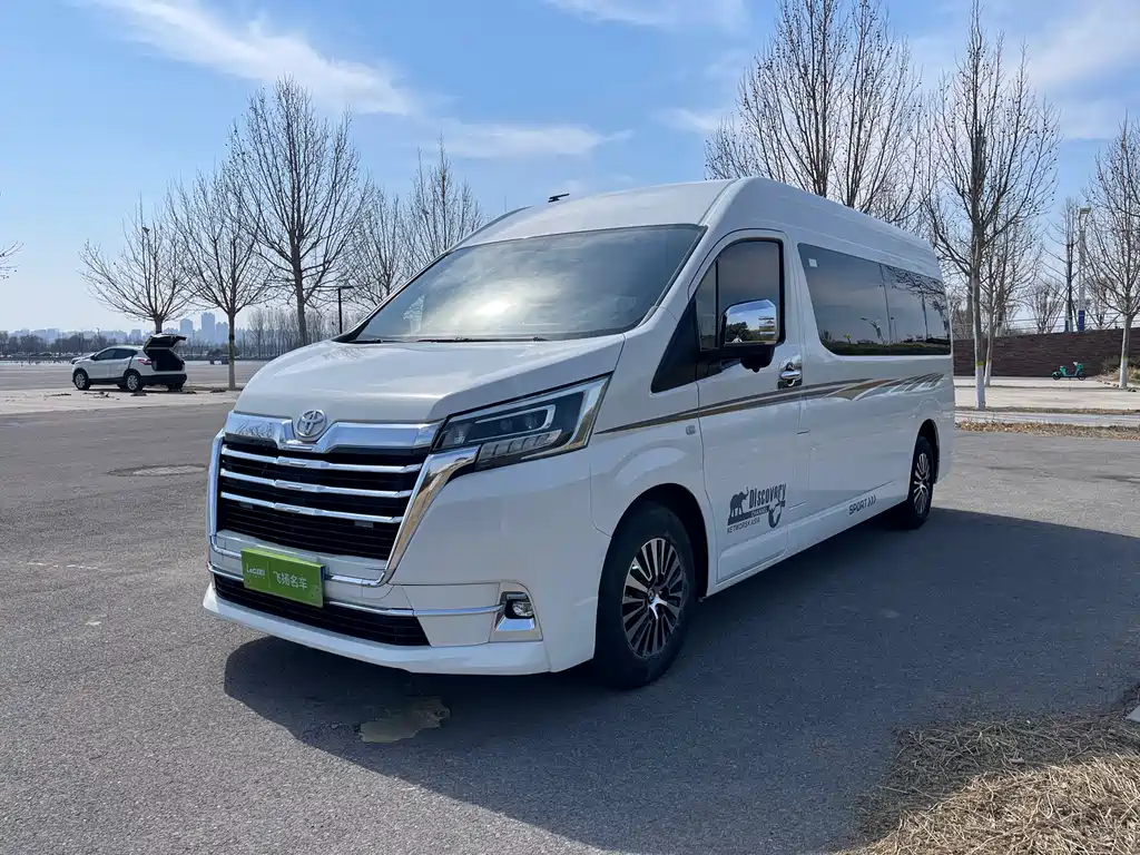 Toyota Hiace 2023 — фото 1