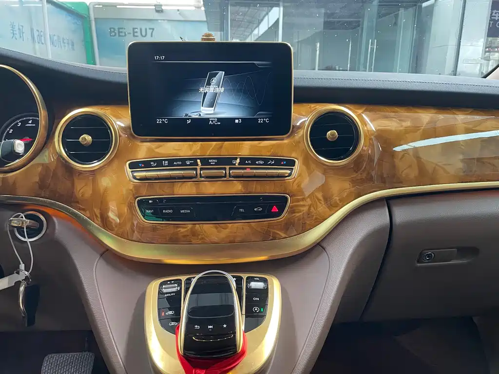 Mercedes-Benz V-Class 2017 — фото 16