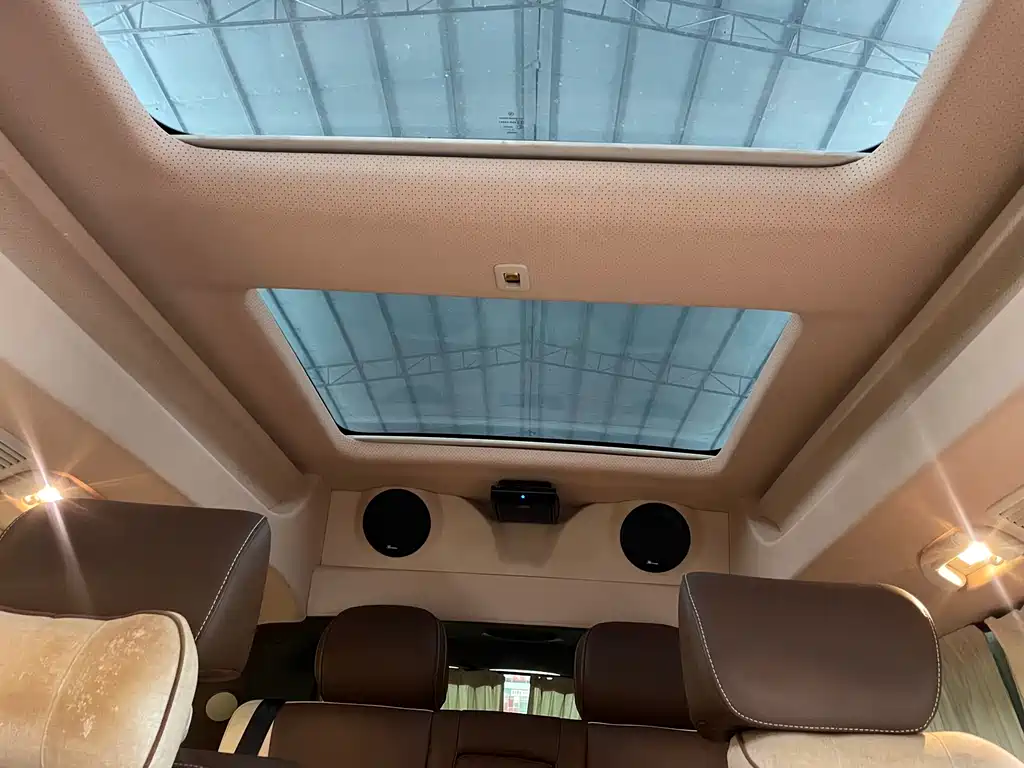 Mercedes-Benz V-Class 2017 — фото 19