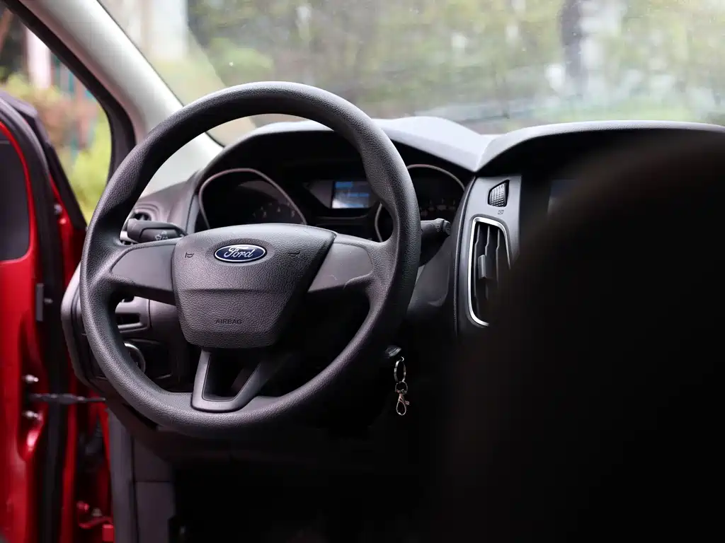 Ford Focus 2018 — фото 18