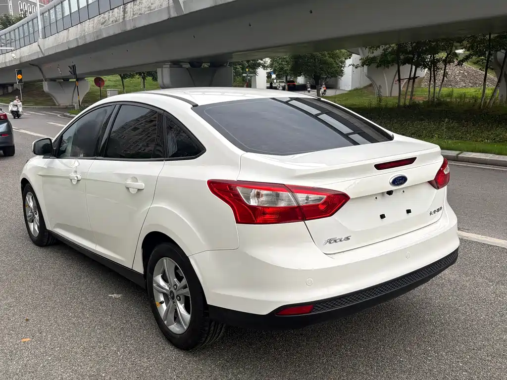 Ford Focus 2015 — фото 5