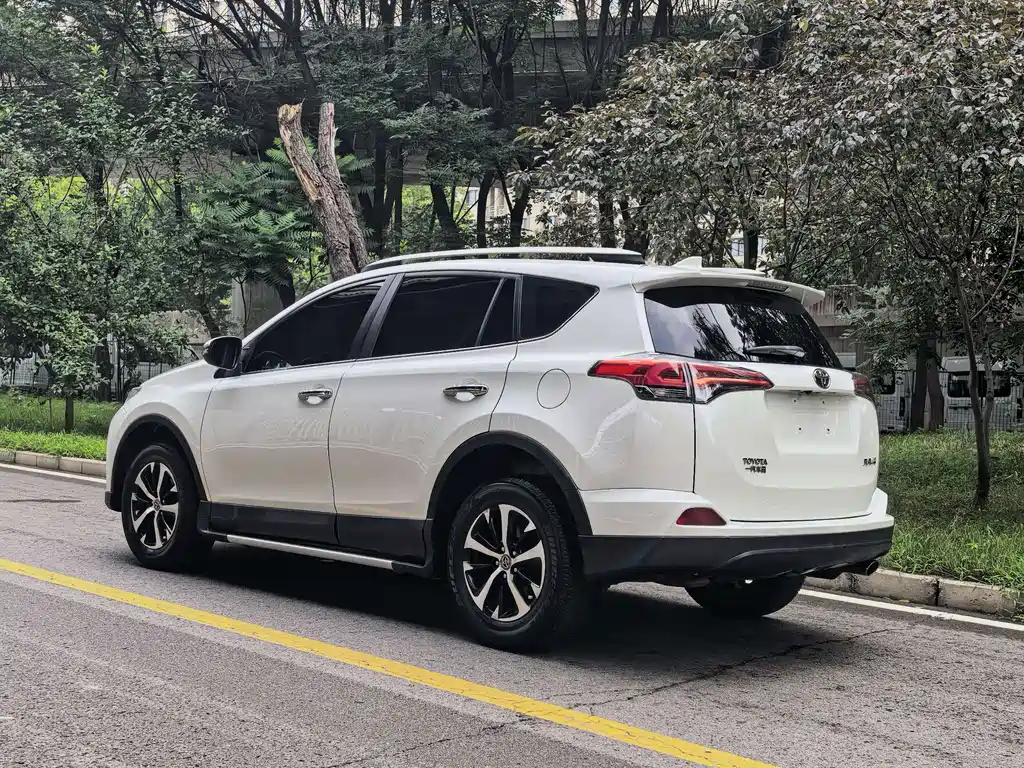 Toyota RAV4 2017 — фото 9