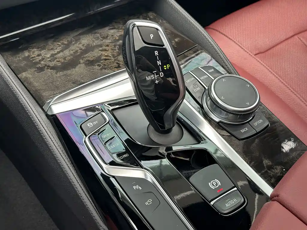 BMW 5 Series 2018 — фото 28