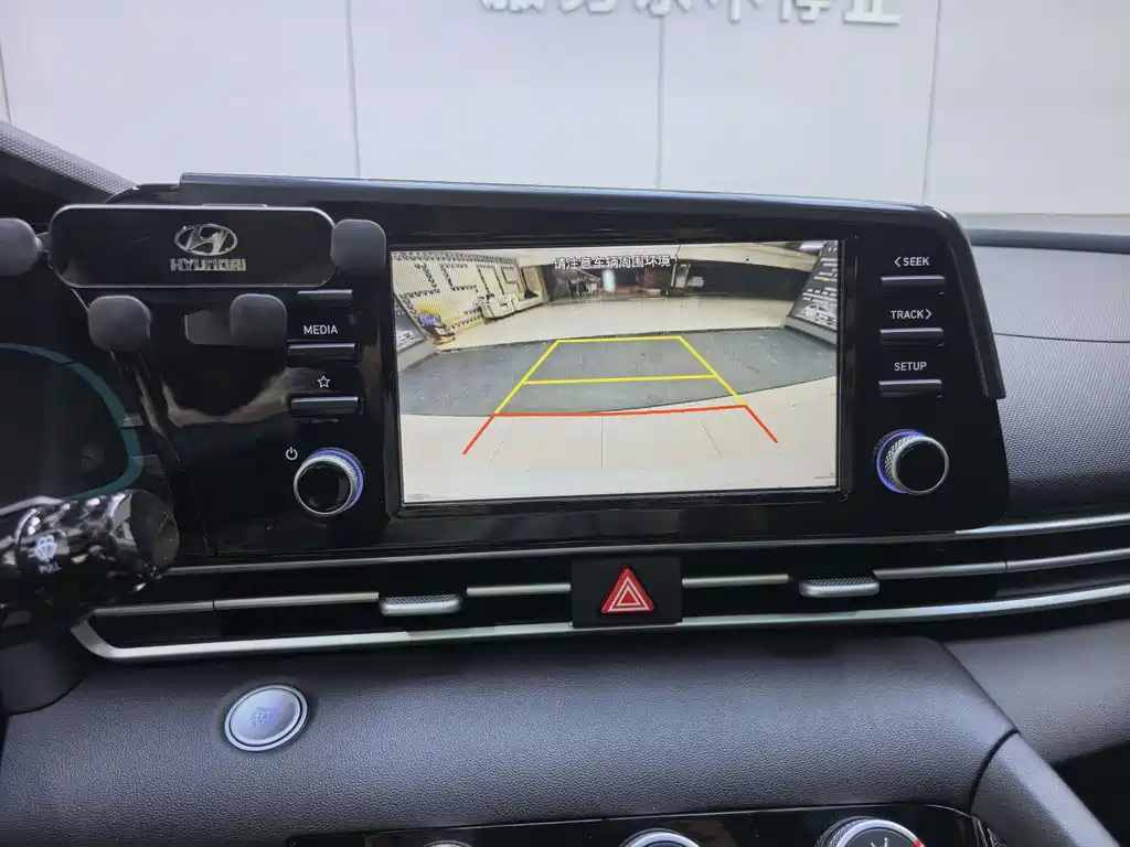 Hyundai Elantra 2023 — фото 21