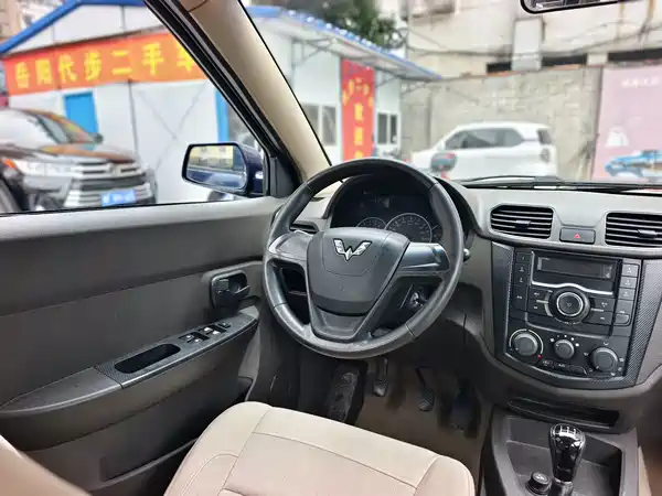 Wuling Hongguang 2015