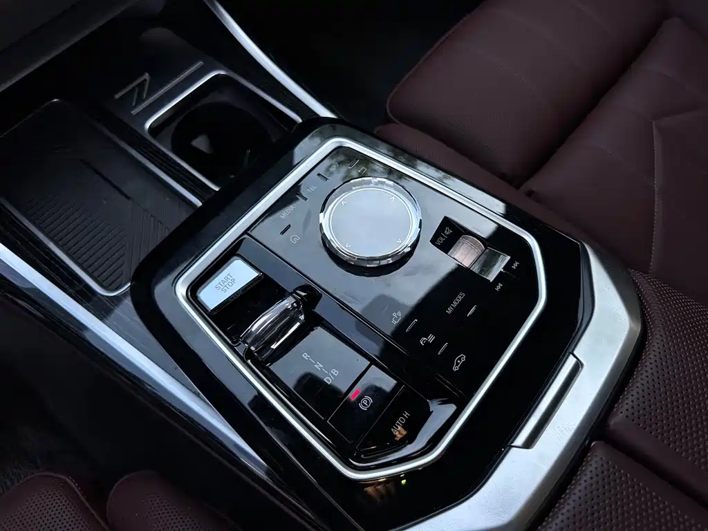 BMW i7 2025 — фото 11