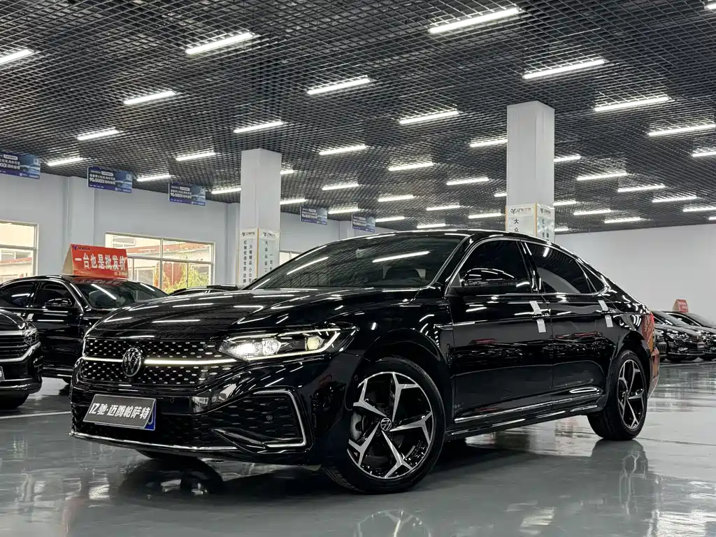 Volkswagen Passat 2025 — фото 1