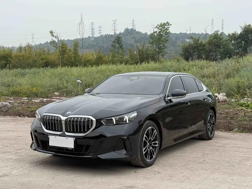 BMW 5 Series 2025 — фото 18