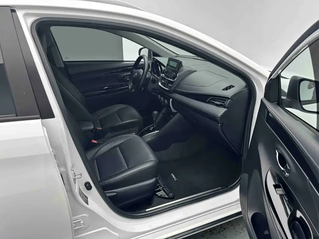 Toyota Yaris L 2023 — фото 7
