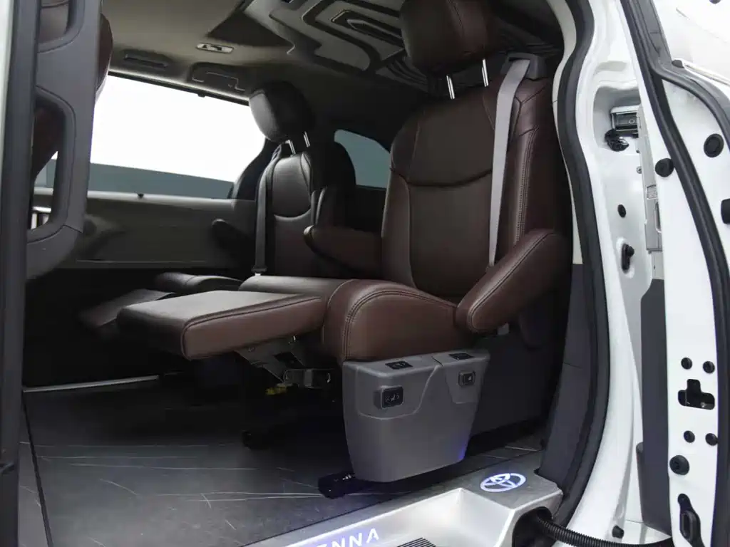 Toyota Sienna 2023 — фото 11