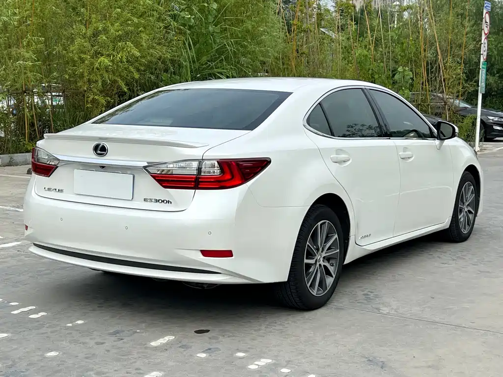 Lexus ES 2016 — фото 9