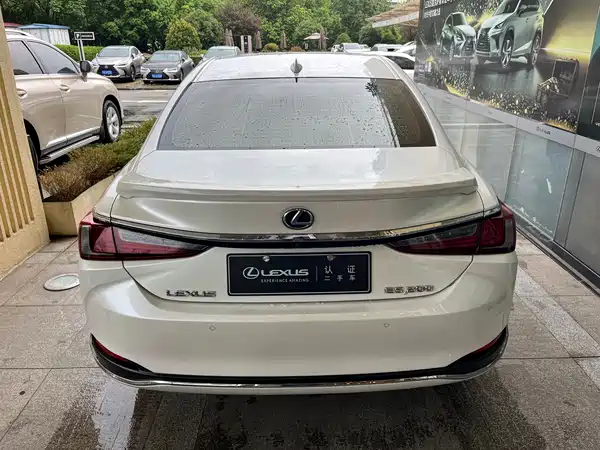 Lexus ES 2023