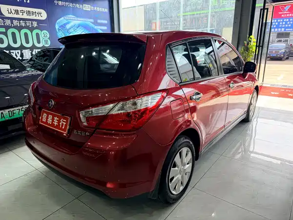 Venucia R50 2015