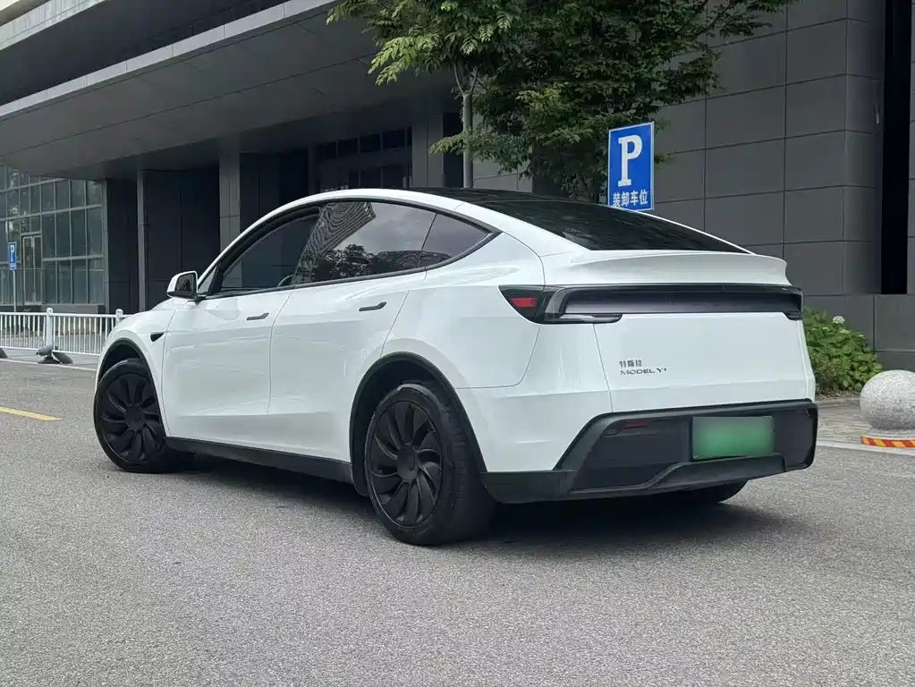 Tesla Model Y 2025 — фото 15