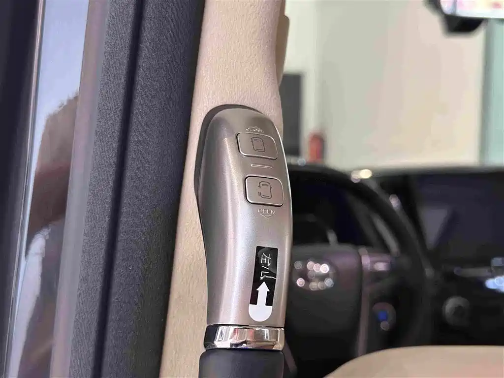 Toyota Vellfire 2022 — фото 32