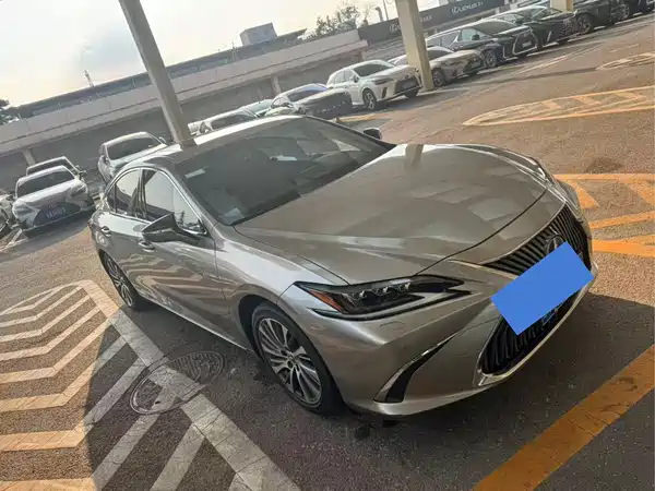 Lexus ES 2020