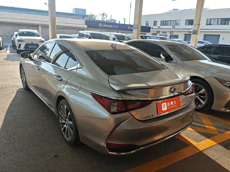 Lexus ES 2020 — фото 9
