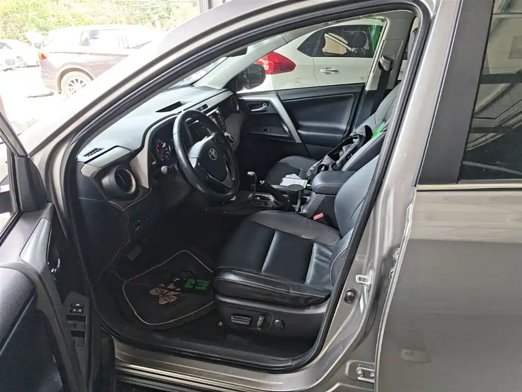 Toyota RAV4 2019 — фото 15