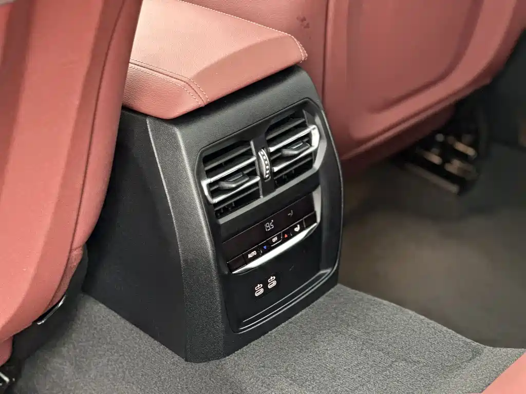 BMW 3 Series 2025 — фото 12