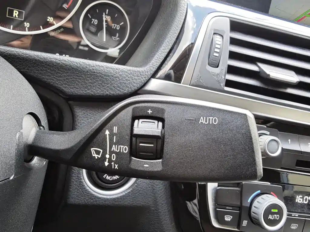 BMW 3 Series 2019 — фото 11
