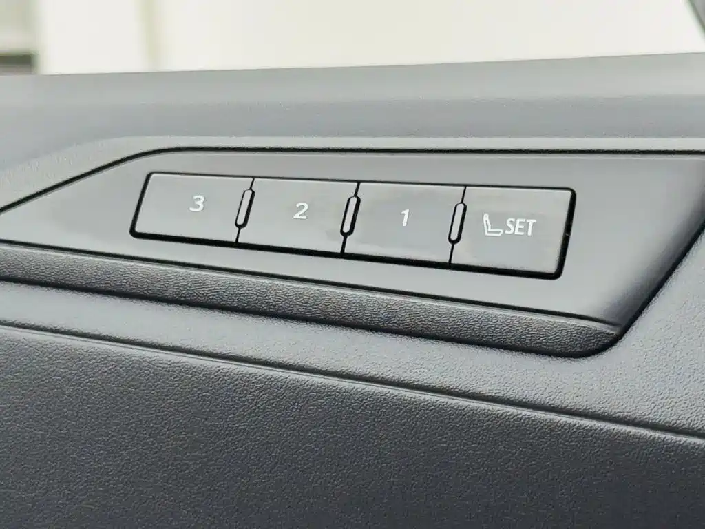 Lexus LM 2022 — фото 22