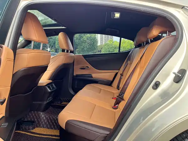 Lexus ES 2020