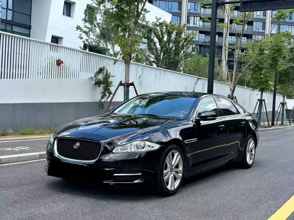 Jaguar XJ 2012 — фото 1