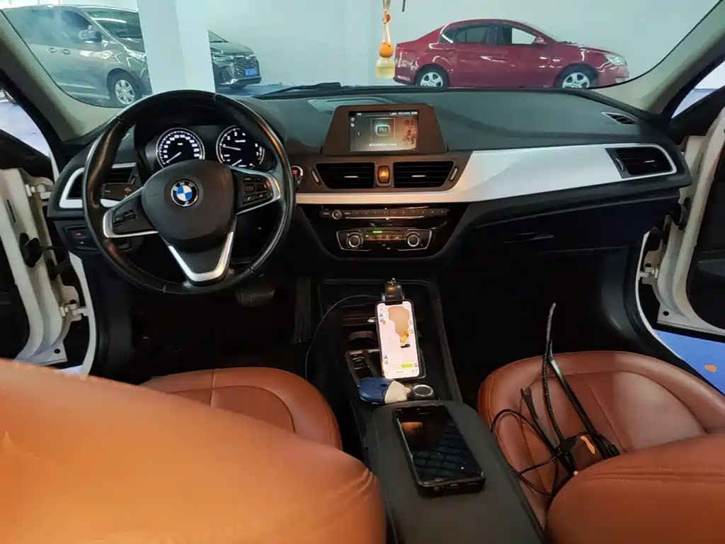 BMW 1 Series 2018 — фото 10