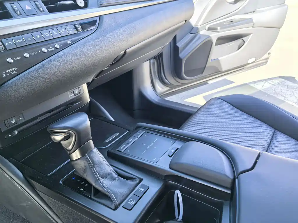Lexus ES 2019 — фото 10