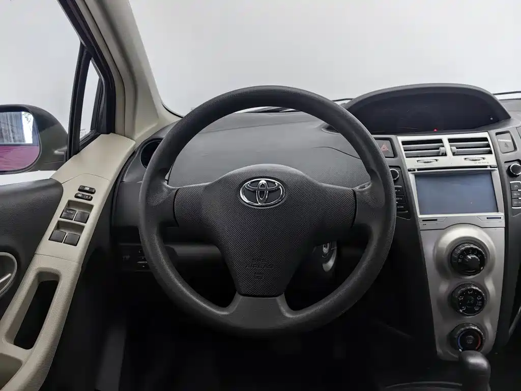 Toyota Yaris L 2010 — фото 11