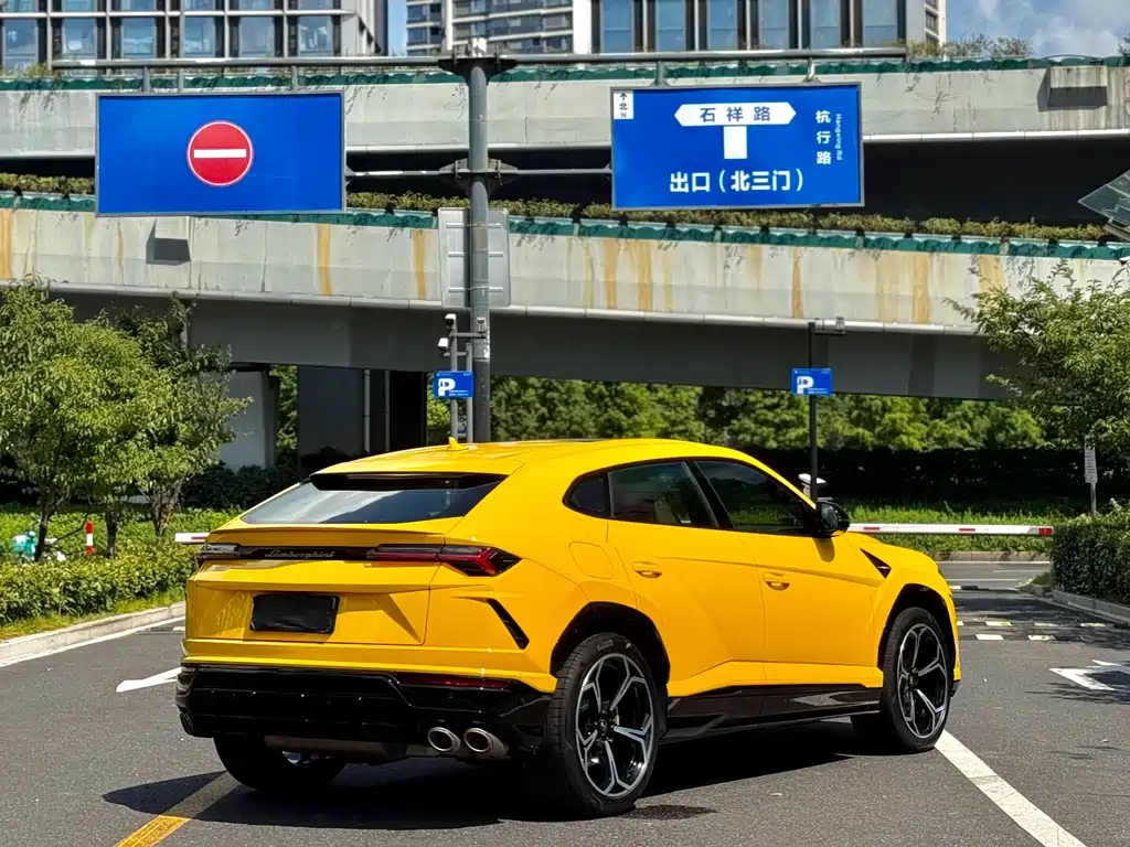 Lamborghini Urus 2023 — фото 7