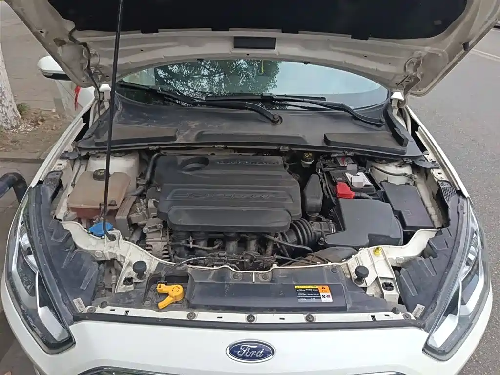 Ford Escort 2015 — фото 11