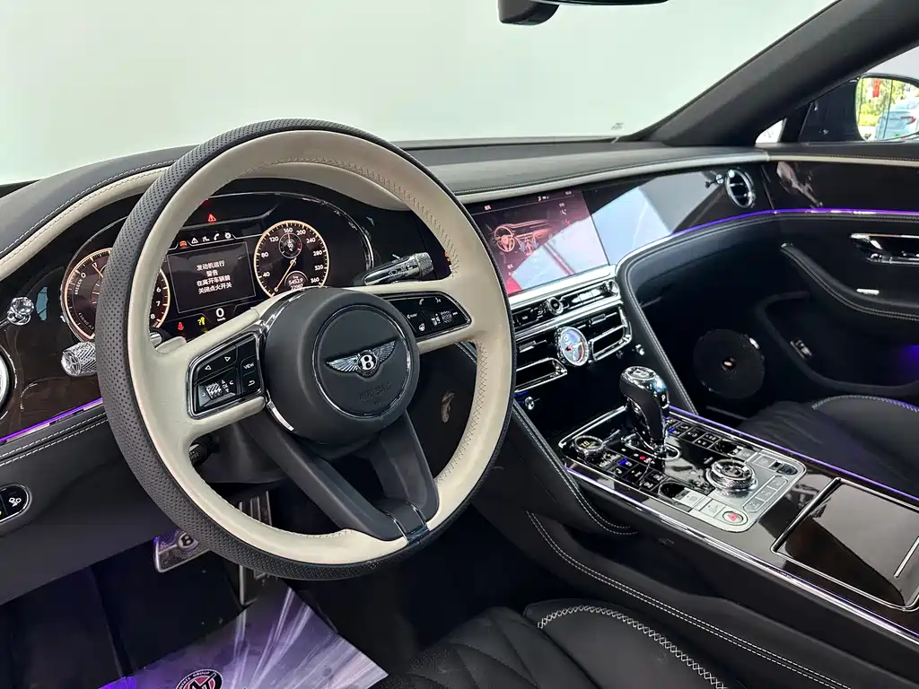Bentley Flying Spur Plug-In Hybrid 2022 — фото 20