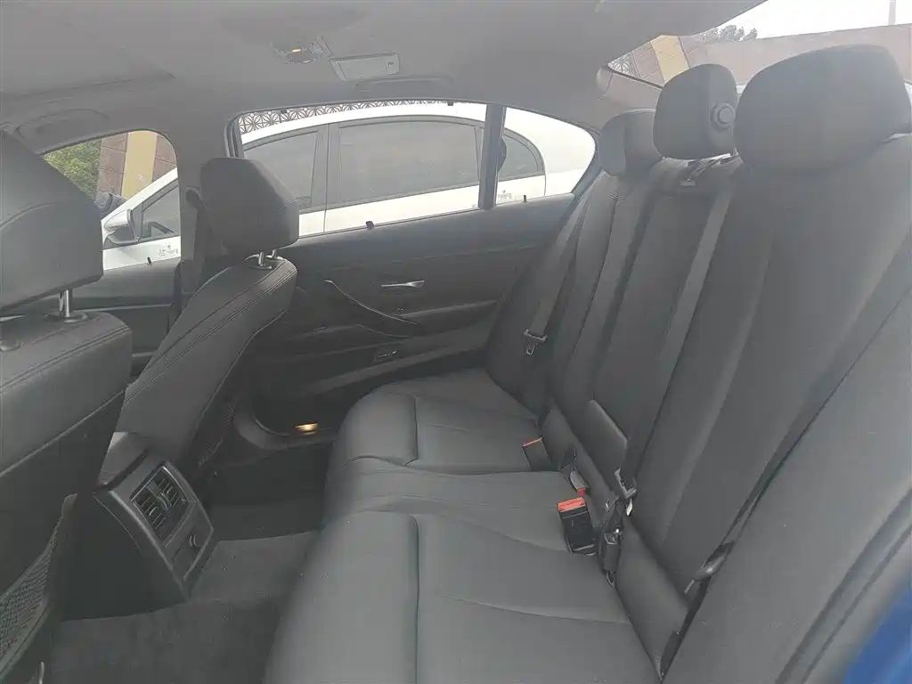BMW 3 Series 2019 — фото 10
