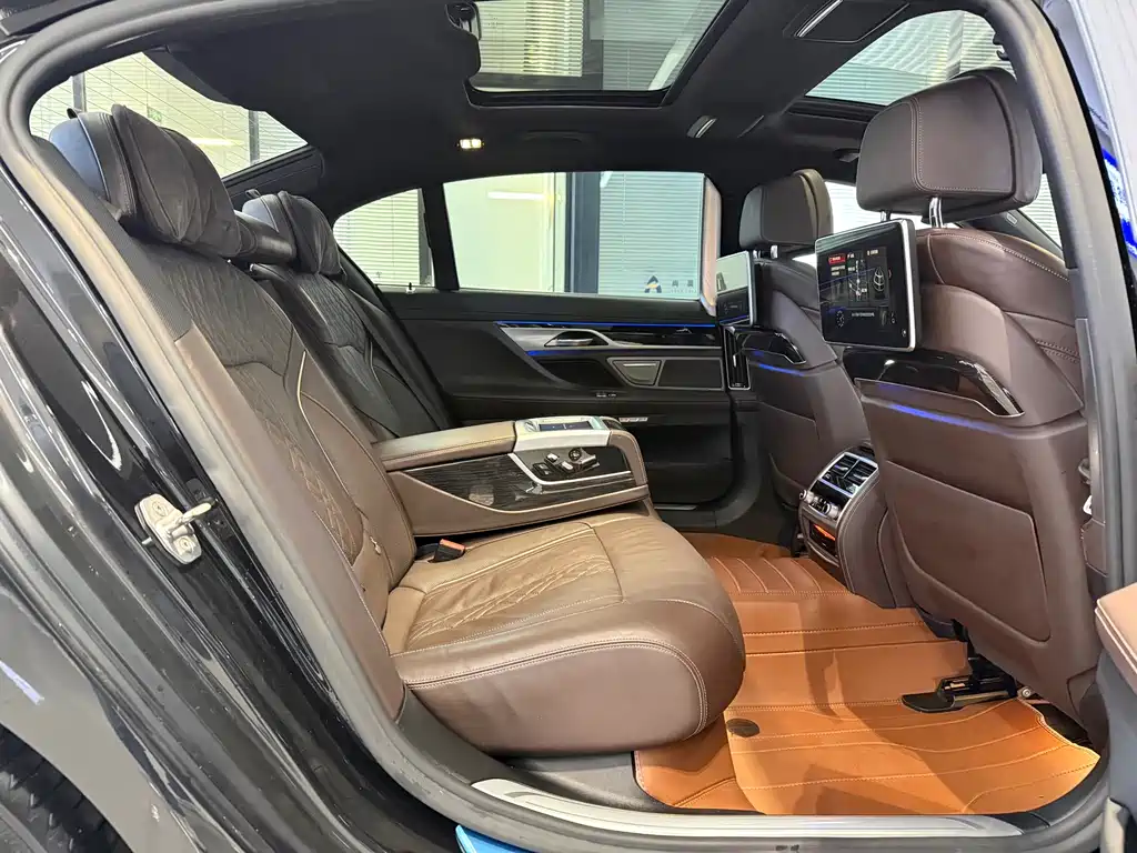 BMW 7 Series 2018 — фото 10