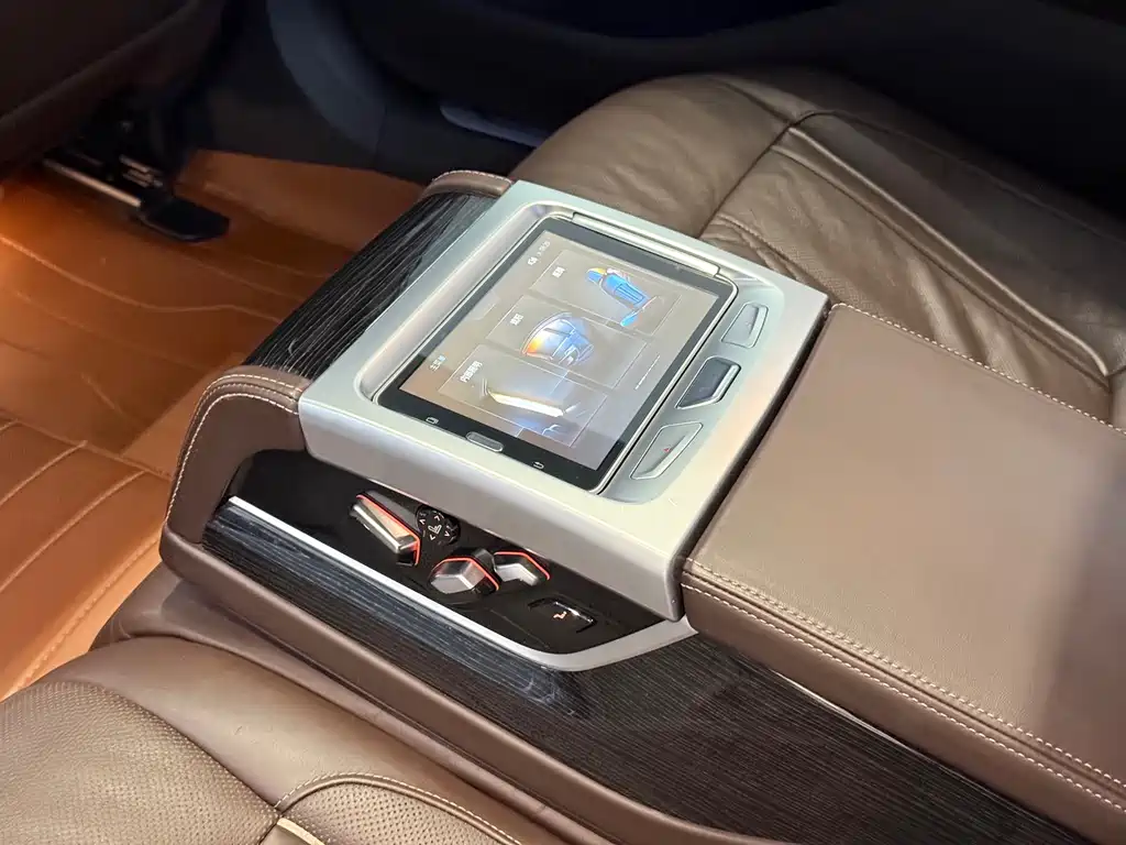 BMW 7 Series 2018 — фото 11