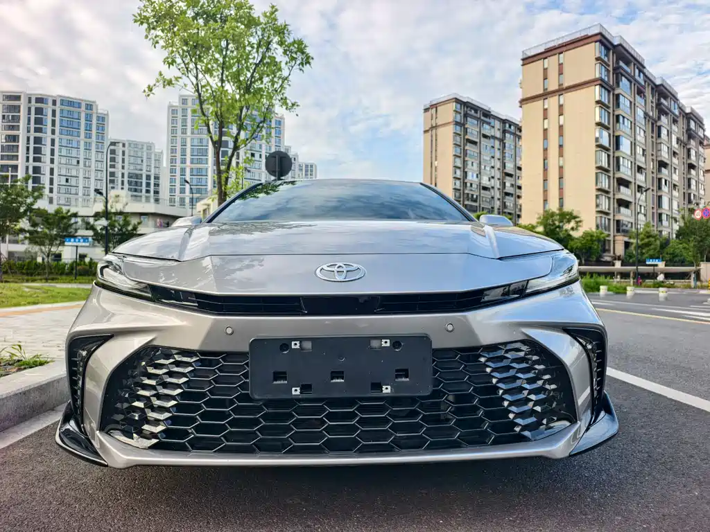 Toyota Camry 2025 — фото 2