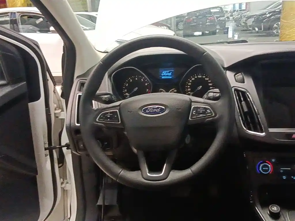Ford Focus 2015 — фото 11