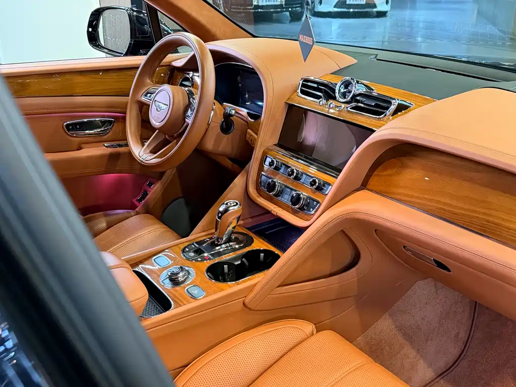 Bentley Bentayga 2021 — фото 16