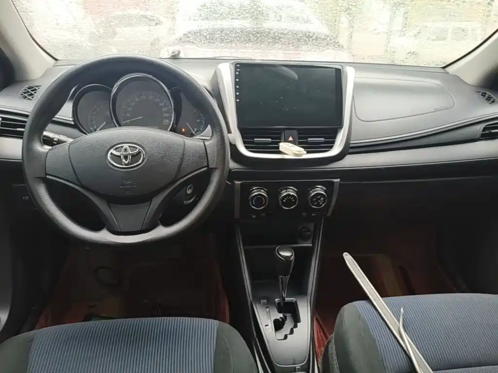 Toyota Yaris L 2018 — фото 10