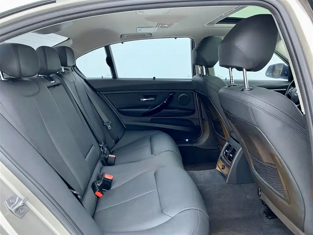 BMW 3 Series 2018 — фото 13