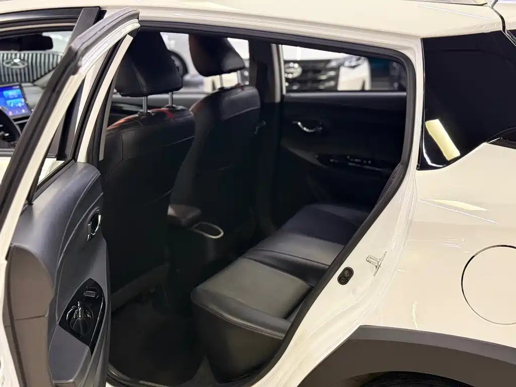 Toyota Yaris L 2021 — фото 10